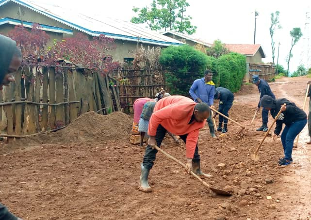 NyaruguruDistr's tweet photo. Hirya no hino mu Karere, abaturage bazindukiye mu #GITONDO CY'ISUKU hakurungirwa amazu ,guharura imihanda,gutema ibihuru,...Ku rwego rw'Akarere byakorewe mu Murenge wa Kibeho aho abaturage bifatanije na Visi Meya ushinzwe Imibereho Myiza y'abaturage Madame Byukusenge Assumpta https://t.co/uKvXfIWqvC