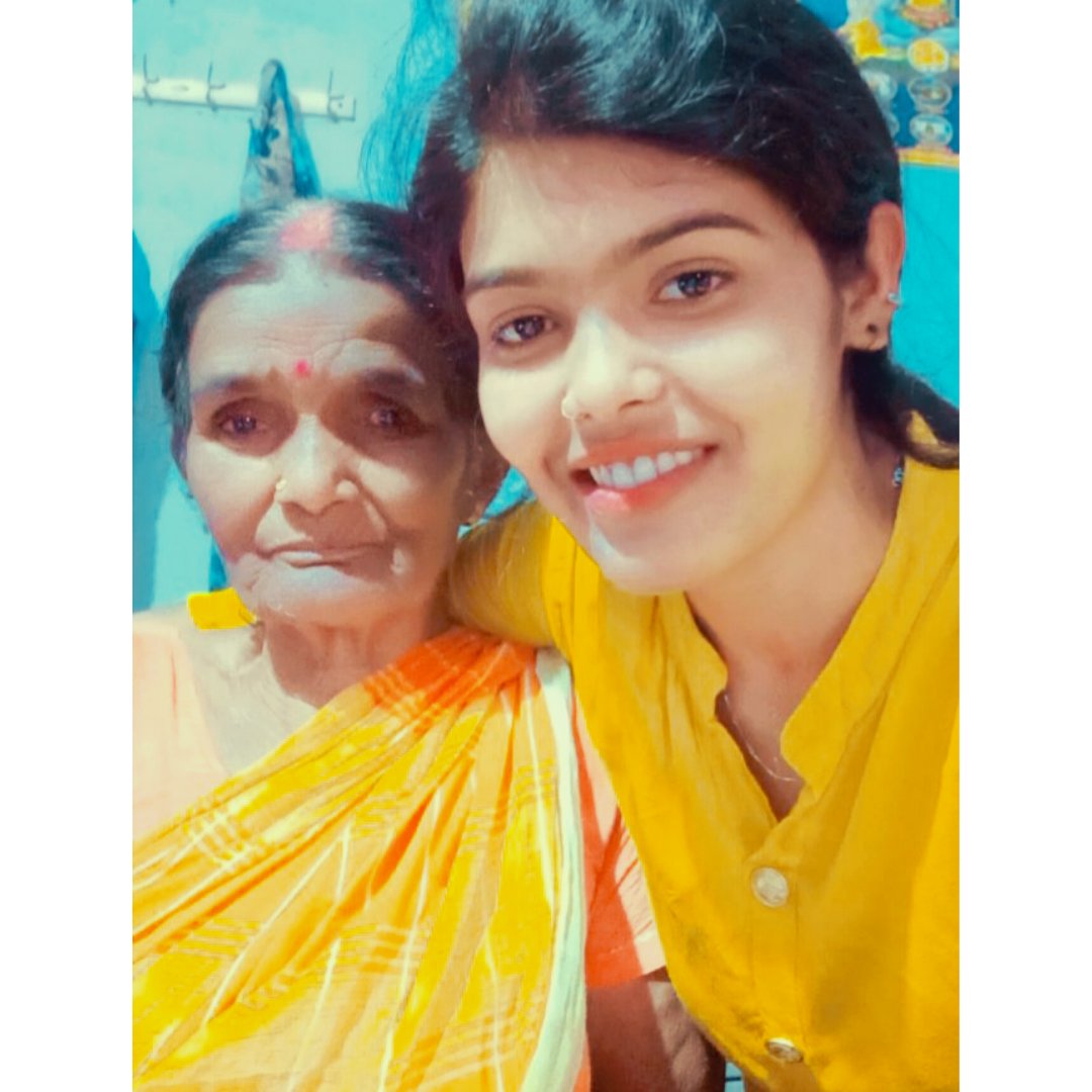 Shilpi__019's tweet photo. #RIP🙏🙏
#dadimaa💗💗 
एक बार फिर कहीं से आ जाओ ना दादी
मुझे वो परियों की कहानी सुना जाओ ना दादी
कोई लगा ना दे मुझे बुरी नजर
फिर वह मेरे माथे पर काला टीका लगा जाओ ना दादी....उम्र में भले ही वो बूढ़ी थी,
पर मेरे साथ वो बच्ची बन जाती थी🥺🥺
I miss u dadimaa😔😔 https://t.co/hk6aewOXAF