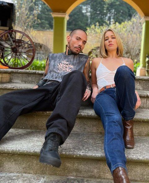 LuisMiguelxd's tweet photo. La cacería está a punto de empezar 🔫 se preparan #RutilaCasillas @carmenaub &amp; #ElSkinny @davidponceactor en la nueva temporada de #ElSeñorDeLosCielos 8 ✈️ @SrDeLosCielosTV ¡GRAN ESTRENO! 2023 por @Telemundo ARRE 🔥 #ESDLC8 https://t.co/J8j5PzxFk1
