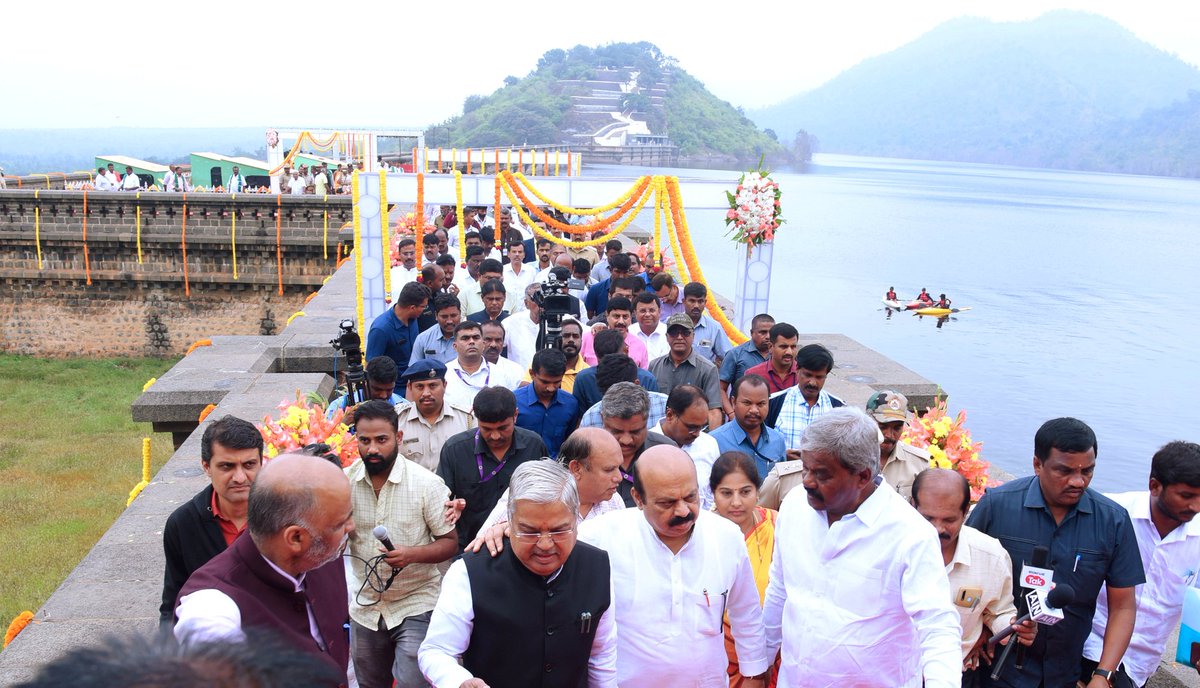 mchandrappa_bjp's tweet photo. ಶಾಸ್ತ್ರೋಕ್ತವಾಗಿ ಗಂಗಾ ಪೂಜೆ ಮತ್ತು ಬಾಗಿನ ಸಮರ್ಪಣೆ ಮಾಡಲಾಯಿತು.
1933ರ ಬಳಿಕ ಇದೇ ಮೊದಲ ಬಾರಿಗೆ ತುಂಬಿ ಹರಿಯುತ್ತಿರುವ ವಾಣಿವಿಲಾಸ ಸಾಗರ ಜಲಾಶಯ, ಚಿತ್ರದುರ್ಗ ಜಿಲ್ಲೆಯ ಸಹಸ್ರ ಜೀವರಾಶಿಗಳಿಗೆ ಆಶ್ರಯ ತಾಣವಾಗಿದೆ.
#ChitraDurga #Holalkere #Vanivilasasagara https://t.co/9VbijJ5FvQ