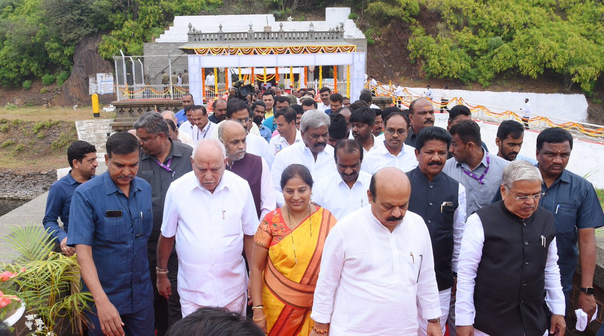 mchandrappa_bjp's tweet photo. ಶಾಸ್ತ್ರೋಕ್ತವಾಗಿ ಗಂಗಾ ಪೂಜೆ ಮತ್ತು ಬಾಗಿನ ಸಮರ್ಪಣೆ ಮಾಡಲಾಯಿತು.
1933ರ ಬಳಿಕ ಇದೇ ಮೊದಲ ಬಾರಿಗೆ ತುಂಬಿ ಹರಿಯುತ್ತಿರುವ ವಾಣಿವಿಲಾಸ ಸಾಗರ ಜಲಾಶಯ, ಚಿತ್ರದುರ್ಗ ಜಿಲ್ಲೆಯ ಸಹಸ್ರ ಜೀವರಾಶಿಗಳಿಗೆ ಆಶ್ರಯ ತಾಣವಾಗಿದೆ.
#ChitraDurga #Holalkere #Vanivilasasagara https://t.co/9VbijJ5FvQ
