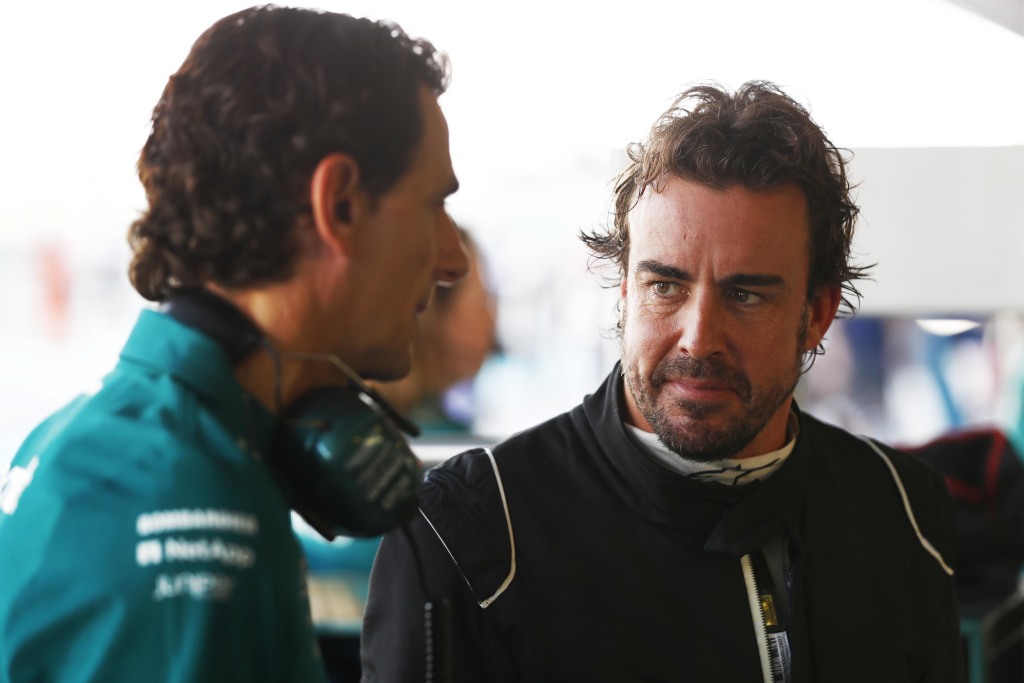 Y no sólo es el primer día para los pilotos....

Mirad que pareja ya intercambia confesiones en el box de Aston Martin 🤗

#F1 #F1Testing

➡️ soymotor.com/noticias/minut…

(📸: LAT Images)