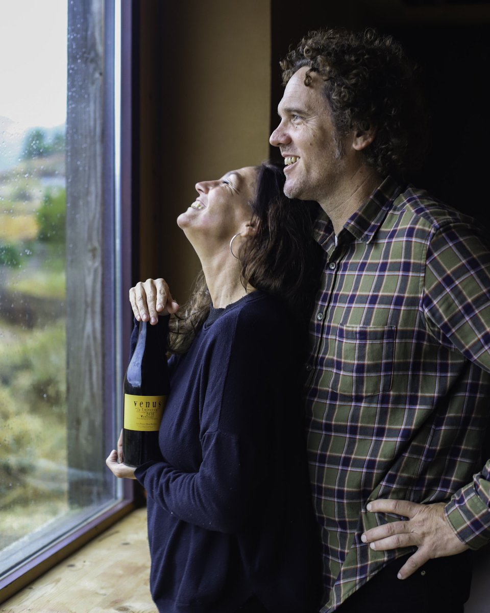 vilaviniteca's tweet photo. Venus la Universal 2018 es el emblemático Montsant que Sara Pérez y René Barbier elaboran desde 1999. Cariñena y garnacha de viñas viejas. Crianza de 30 meses. Un tinto complejo, elegante, con tensión y mineralidad. Gran capacidad de guarda. #vinodeldía https://t.co/J27bUv1FNV https://t.co/WI1Xo7OoLg