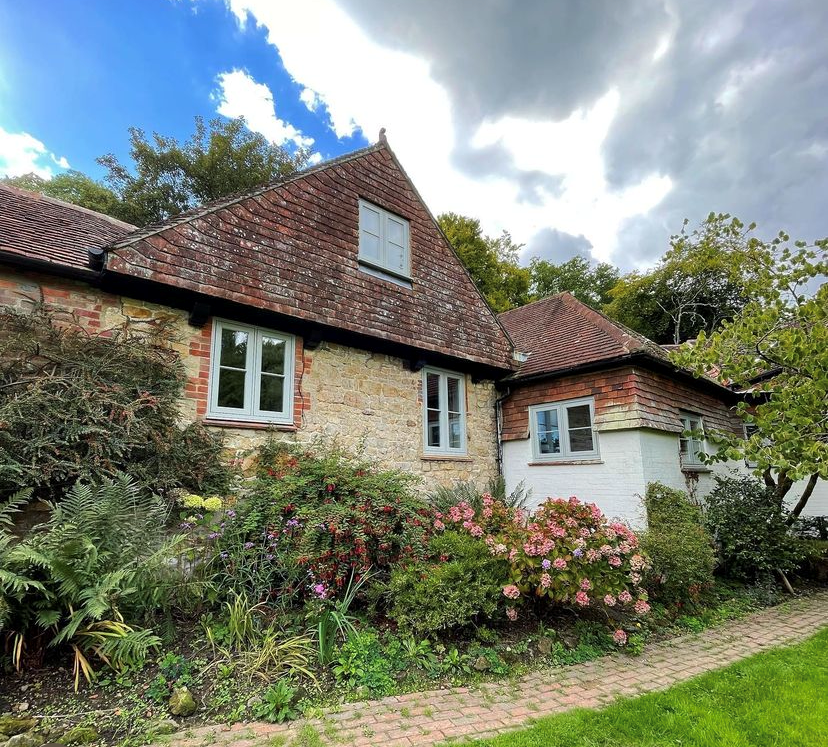 residence9's tweet photo. 😍A lovely R9 Painswick installation; roll on summer to sit outside and admire the windows.🌞
🛠️Installed by @bramleywindows
Start your #myresidence journey https://t.co/pVtYEjY7sS
#residencecollection #timberalternative #newwindows #cottageliving #countrylife #painswick https://t.co/kS8dN0s6MY