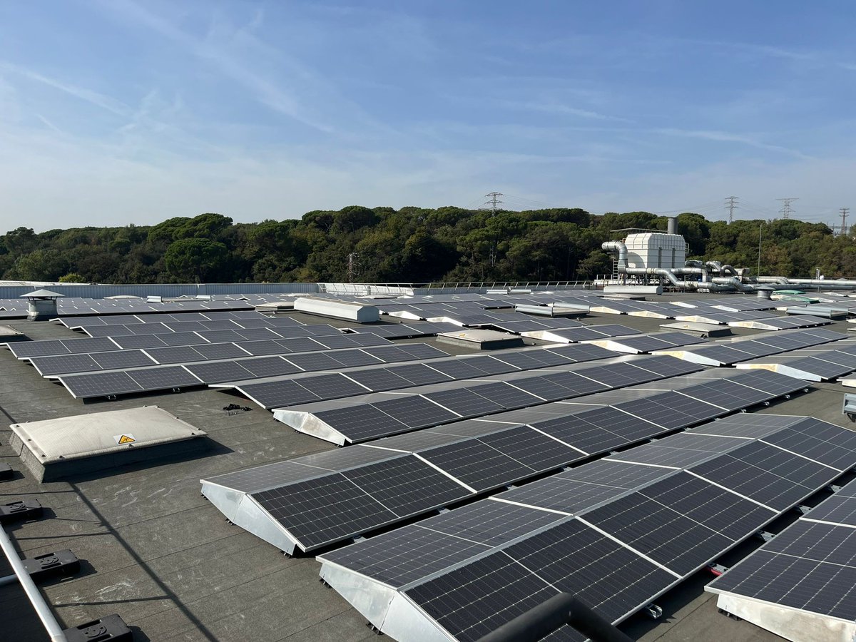 gruponovelec's tweet image. En #Novelec seguimos colaborando en instalaciones de energía solar fotovoltaica. ☀
La instalación consta de:
⚡Instalación de 590kW  
⚡Placas @longi_solar de 540Wp
⚡Inversores @GoodWePower de 80kW, 100kW y 110kW 
⚡Estructura de #ESDEC

#ElValorDelServicio