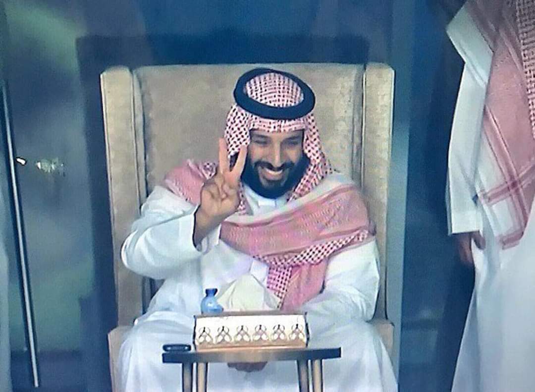 MejedHaidar's tweet photo. هذا قائد ولا بلاش احد اهم الاسباب في فوز المنتخب السعودي اليوم وتفجير مفاجاة المونديال هي تواجد هذا الزعيم الفذ الذي حفز اللاعبين والمدربين وحضوره للمباراه 
حيو السعودي حيوه مباراه قمه في الروعه https://t.co/nRKR5UcVVy