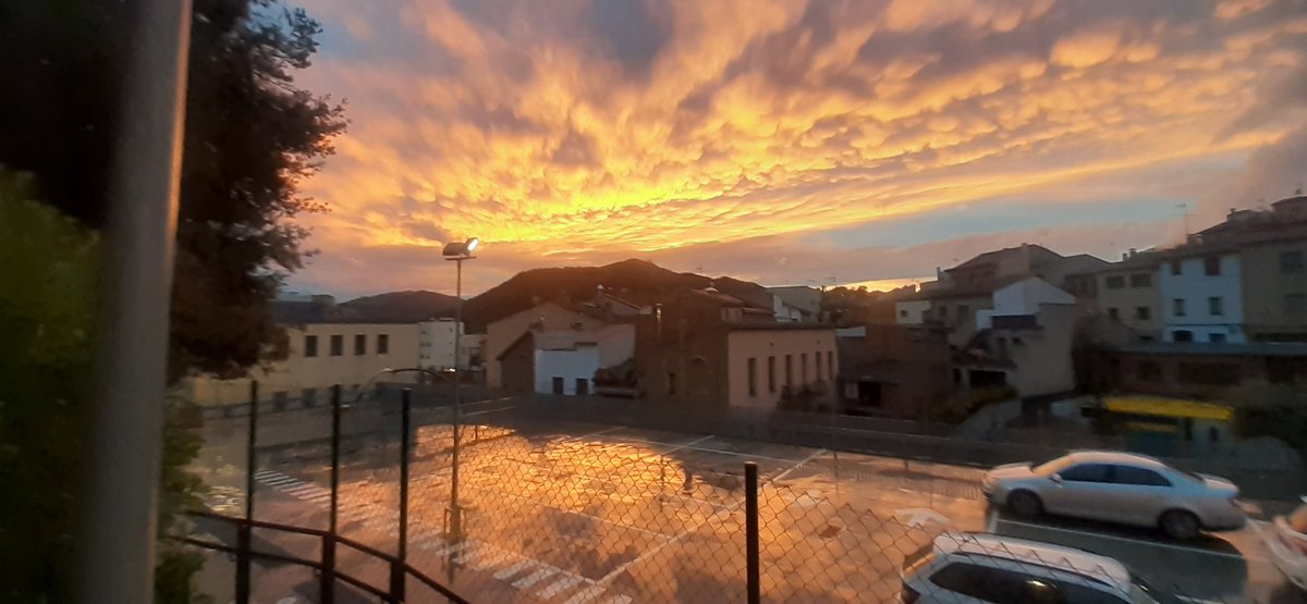 angelfalques's tweet photo. @balcodelvalles Cel rogent, pluja o vent. https://t.co/nUBvPgW7BP