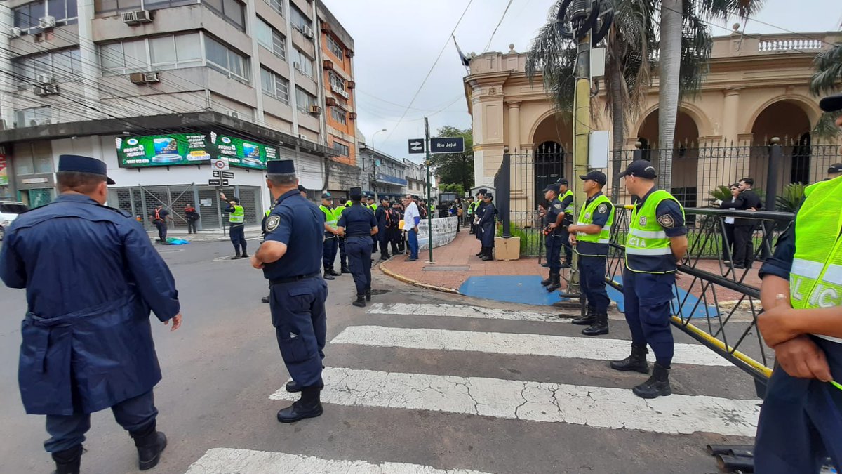Sinamed_MSPYBS's tweet photo. Frente al Congreso para reclamar el Reajuste salarial para todos los trabajadores del área de Salud. La policía no nos deja montar unas simples carpas.
#ReajusteSalarialSaludPy #SaludPy #Sinamed https://t.co/z7mnLQ0jX5