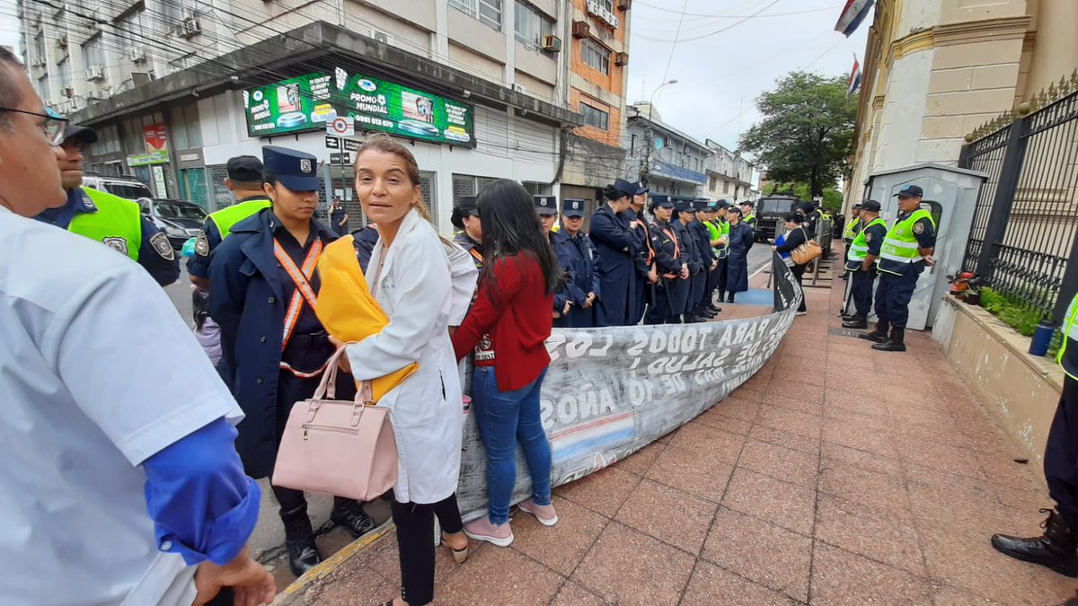 Sinamed_MSPYBS's tweet photo. Frente al Congreso para reclamar el Reajuste salarial para todos los trabajadores del área de Salud. La policía no nos deja montar unas simples carpas.
#ReajusteSalarialSaludPy #SaludPy #Sinamed https://t.co/z7mnLQ0jX5
