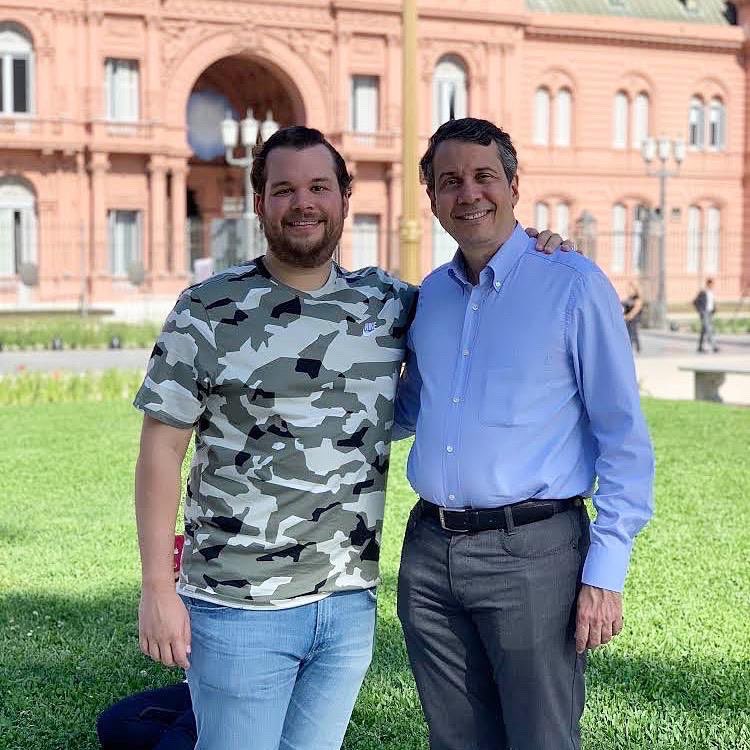 Papi: hoy cumples 57 años. En esta ocasión, por voluntad de Dios no podemos celebrarlo físicamente contigo. Te festejamos por ser ese gran padre, esposo, hermano, amigo, compañero, servidor público. Inspiración para muchos, norte y guía para otros.
Te amo mi viejo. Por siempre 🙏🏻