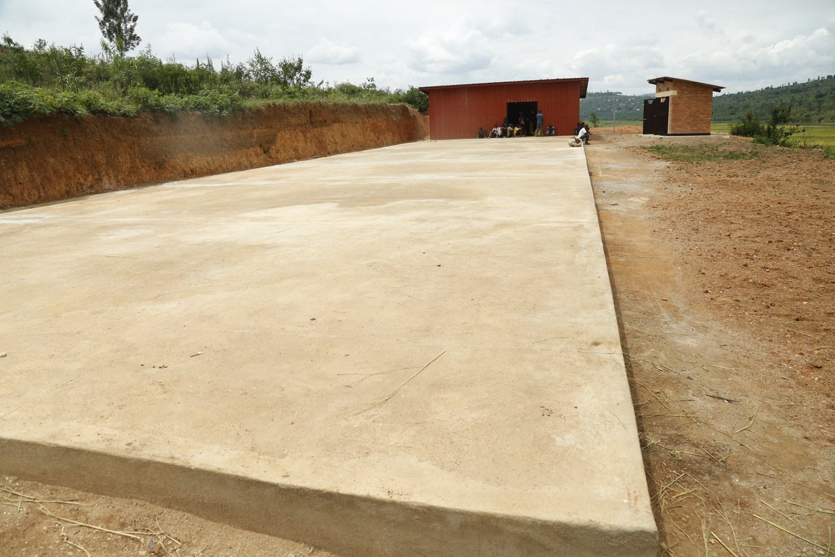 SaipCdat's tweet photo. The #SAPMP project has equipped smallholder farmers in Nyiramageni site located in @GisagaraDistr & @NyanzaDistrict with post-harvest storage and drying facilities to enable them avoid post-harvest losses by ensuring proper post-harvest handling and storage of crops. https://t.co/TUFSsJMbfT