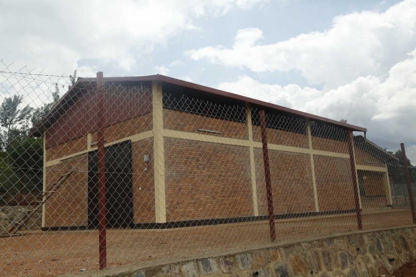 SaipCdat's tweet photo. The #SAPMP project has equipped smallholder farmers in Nyiramageni site located in @GisagaraDistr & @NyanzaDistrict with post-harvest storage and drying facilities to enable them avoid post-harvest losses by ensuring proper post-harvest handling and storage of crops. https://t.co/TUFSsJMbfT