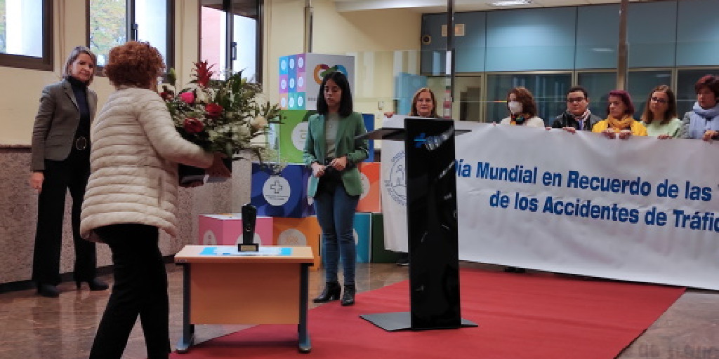 DGTes's tweet photo. Ayer #JPT #Sevilla celebró el acto en recuerdo a las víctimas de siniestros viales con presencia de asociaciones de víctimas de la provincia, renovando su compromiso para conseguir calles y carreteras más seguras para todos.

#DGTContigo #WDoR2002 #DíaMundialVíctimasViolenciaVial https://t.co/Po6jfEorMT