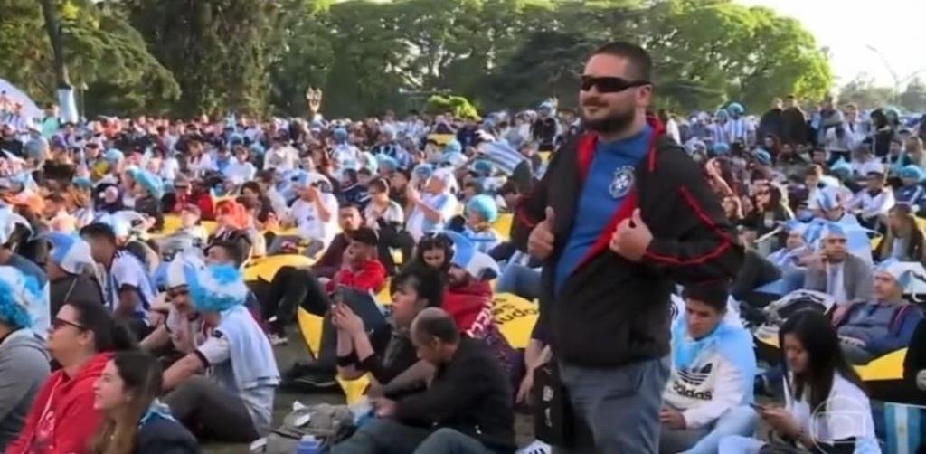 Ric_Rocha_'s tweet photo. Esse deve ser o cara mais feliz do mundo. Podendo rir na cara deles! @RicaPerrone https://t.co/wucV1KZLtC