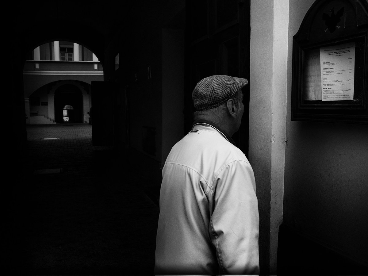 PGrajzel's tweet photo. Back to the street 📷 späť v uliciach. Mapujem život v uliciach #zoslovenskychulic
.
.
.
#streetphotography #streetshot #madeinslovakia #slovensko #slovenskeulicky #streetstory #streetslovakia #poulicnafotografia #fotkyzulice https://t.co/bdPQWSgujv