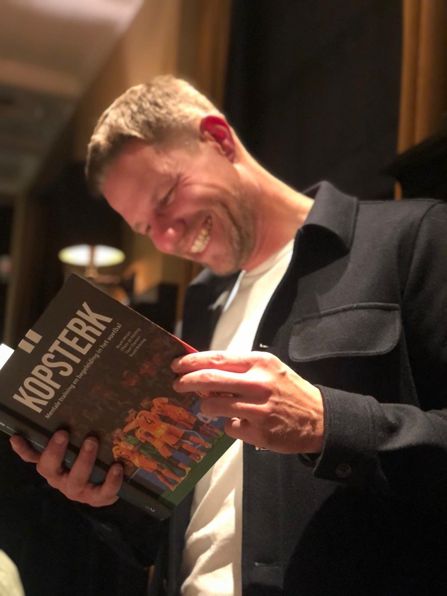 Afgelopen vrijdag 18 november was best bijzonder. Voor eerst het boek in handen waar we de afgelopen maanden snoeihard aan hebben gewerkt. Dat maakt een mens blij. Wat overigens goed te zien is aan onze blije hoofden. 1/2