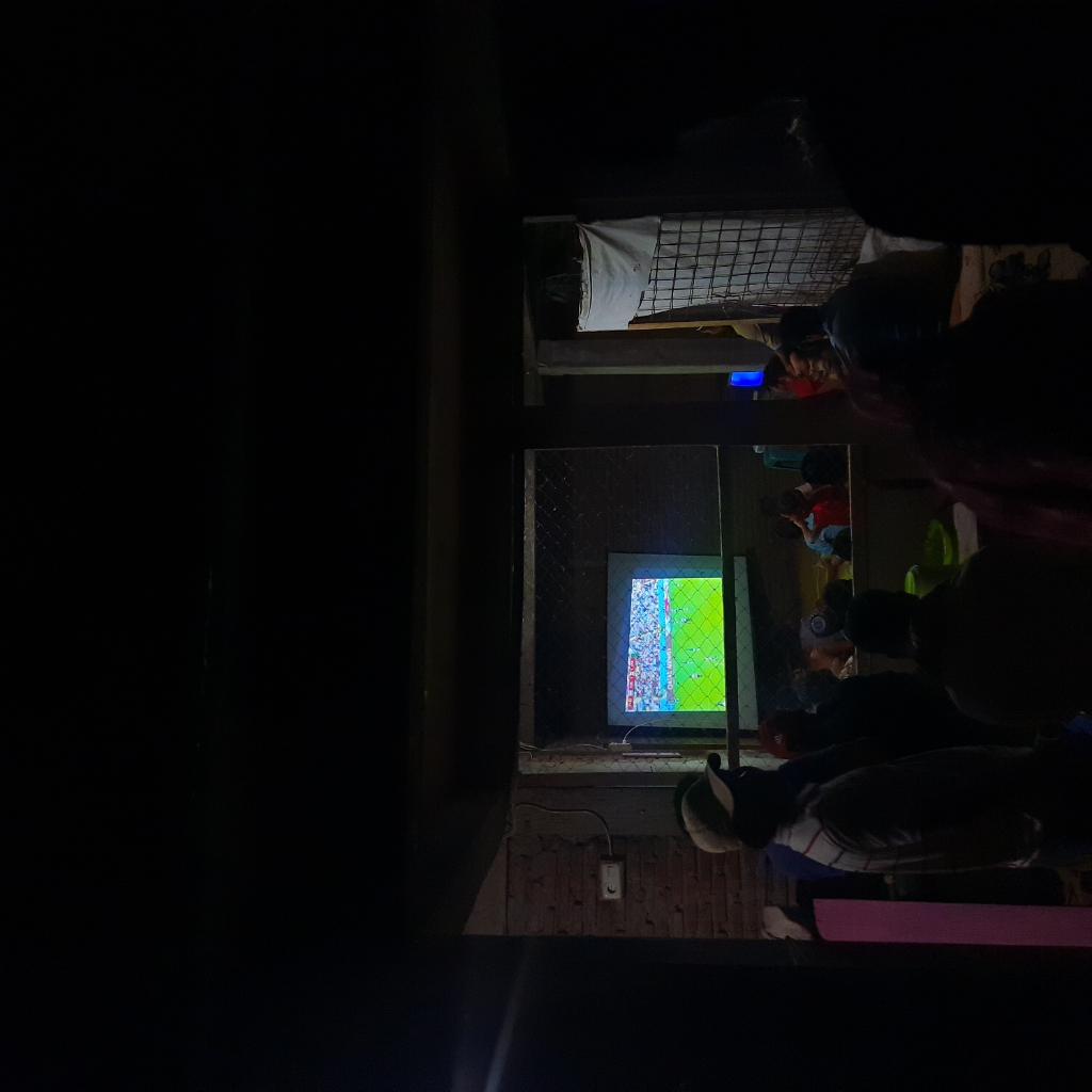 Sarjunht's tweet photo. Momen yang selalu dinantikan, berkumpul tanpa batas umur, menonton pertandingan sepakbola seperti menyaksikan pertunjukan sulap, tanpa data, tanpa statistik. Sekian informasi dari sektor pemirsa. https://t.co/O37vpBEEAz