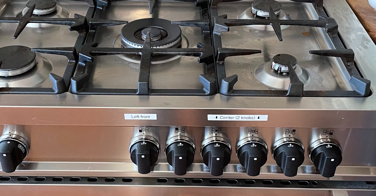 jnover's tweet photo. This Thanksgiving, wishing you a stove with a good mapping between controls and burners. 🤔 https://t.co/gu8nW9ObVl