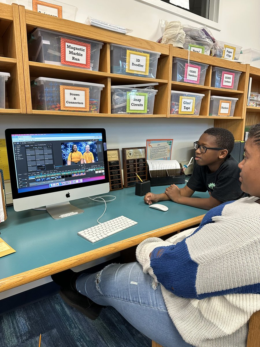 Video editors put the final touches on their team’s “Good Morning MacArthur” shows 🎥📺 <a href="/DMESlibrary/">MacArthur library</a> <a href="/MacArthurACPS/">MacArthur ACPS 💫</a> @WeVideoEdu