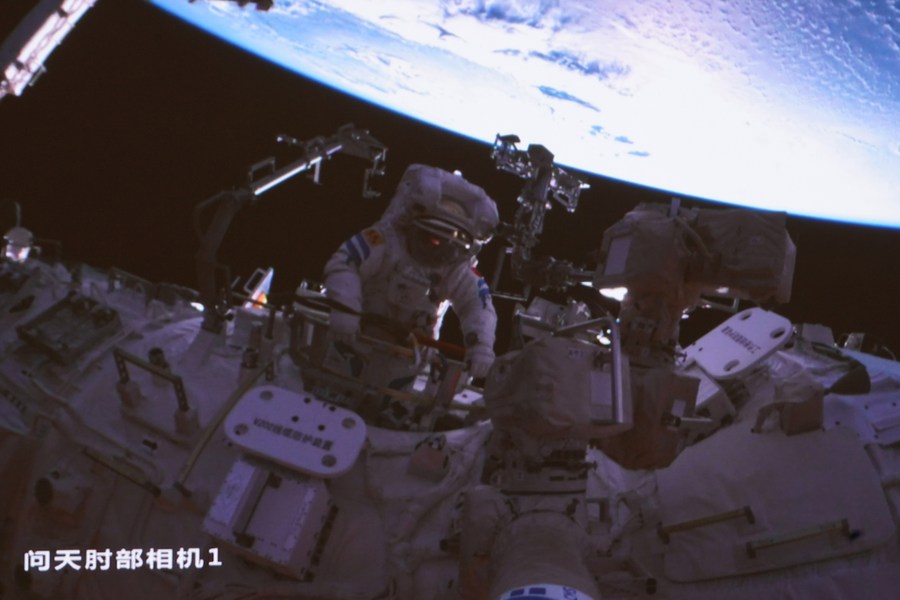 XHscitech's tweet photo. Taikonaut Chen Dong sets China's record for longest stay in space https://t.co/makKmgWdJt https://t.co/iywnvAhljF