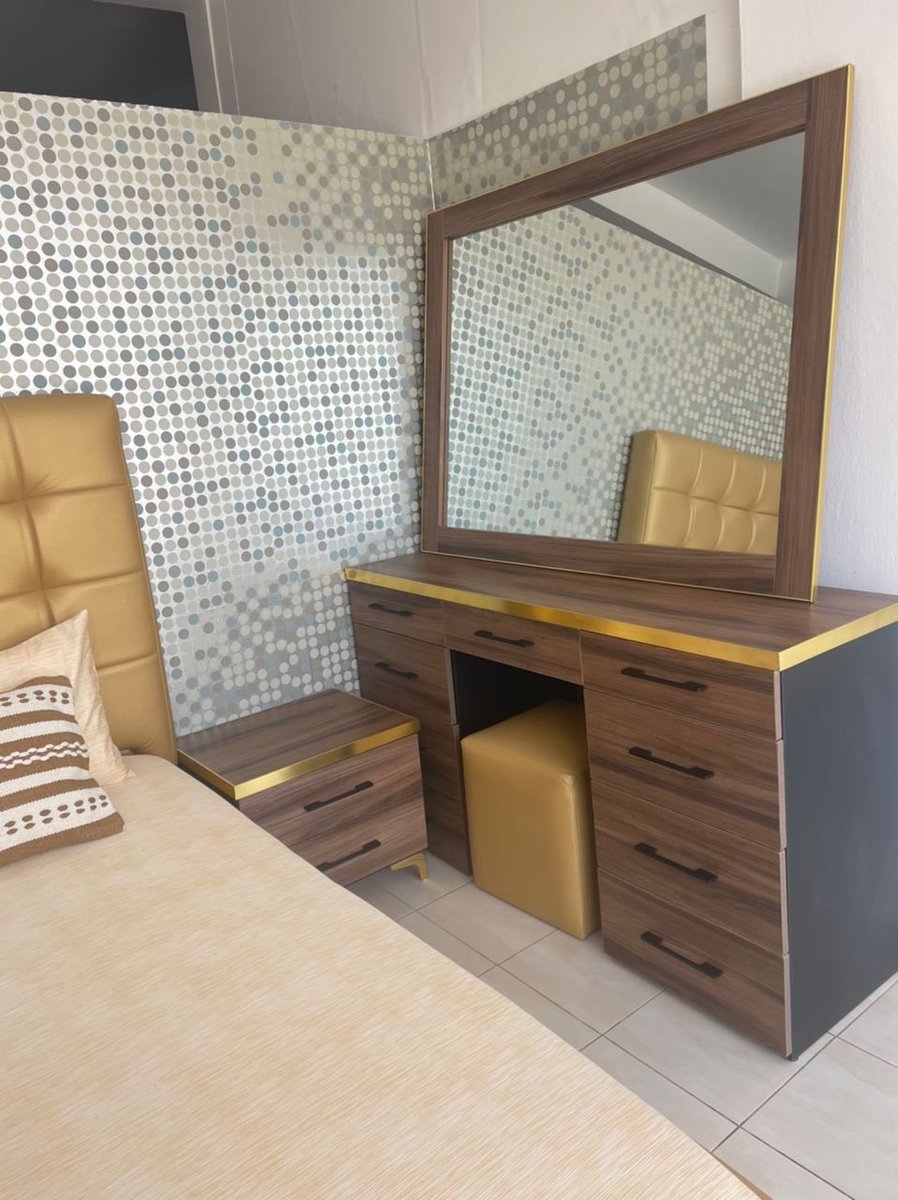 DjoloffR's tweet photo. La touche de jaune moutarde  sur cette chambre à coucher séduira sans doute les amoureux d'une décoration moderne et colorée. 
Fabriquée avec du bois mélaminé et du simili cuir capitonné, cette chambre à coucher vous assurera en plus de sa beauté la qualité et le confort total. https://t.co/W2vmvDERa3