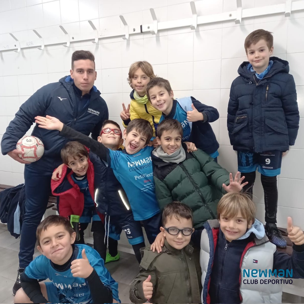 deportenewman's tweet photo. Si estamos contentos 👏😜

Nos colocamos segundos con nuestro Prebenjamín A y empatamos a puntos con el primer clasificado 

¿Te apuntas a ver el siguiente enfrentamiento? 💙

#futbol #partidos #puntos #actividadesparaniños https://t.co/HT5J8qQ76V