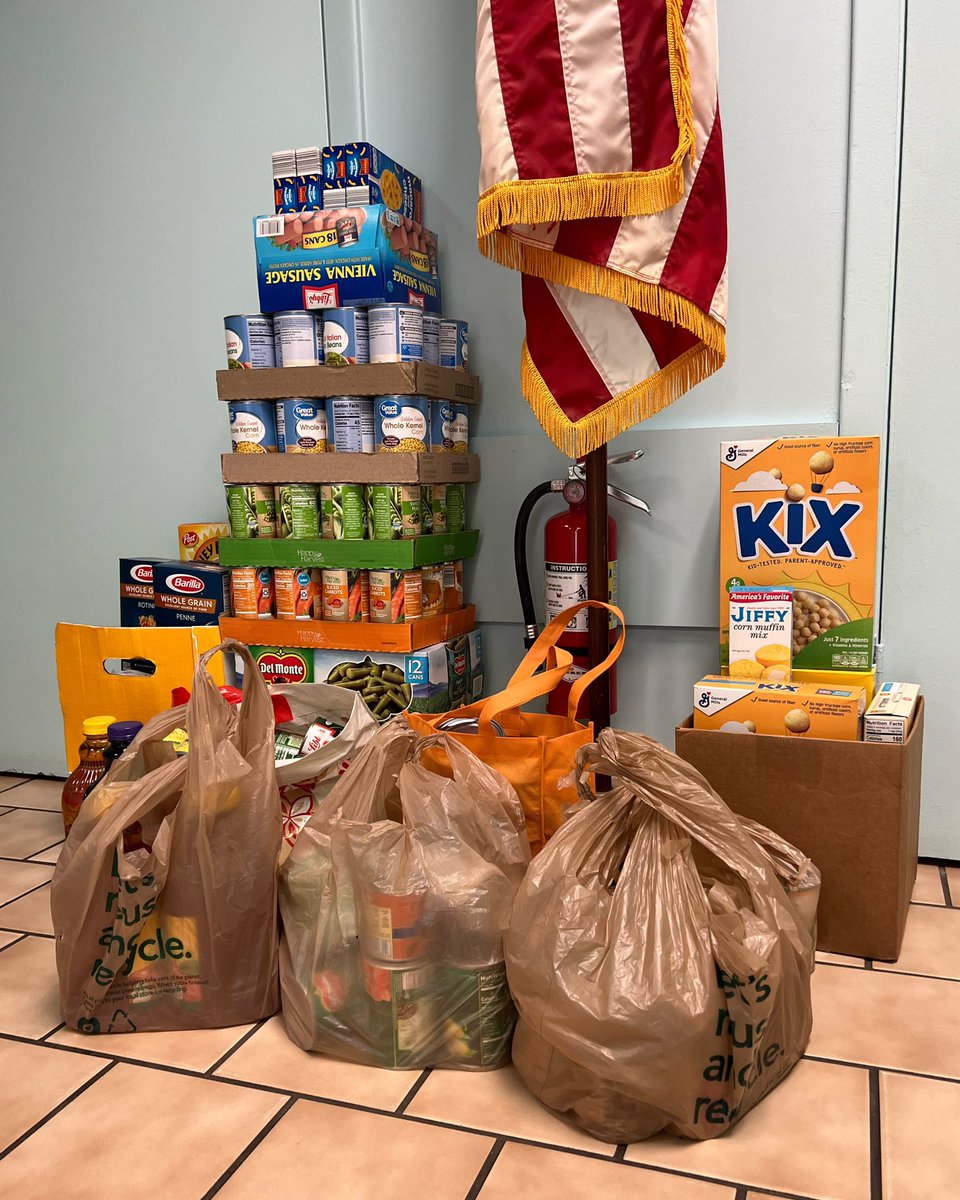 GLCKIDS's tweet photo. Thank you @GLCKIDS family for contributing over 250 canned goods for our #CannedFoodDrive! We can’t wait for Place of Hope to put them to good use! #GLCschool https://t.co/RkcMbPeT2A