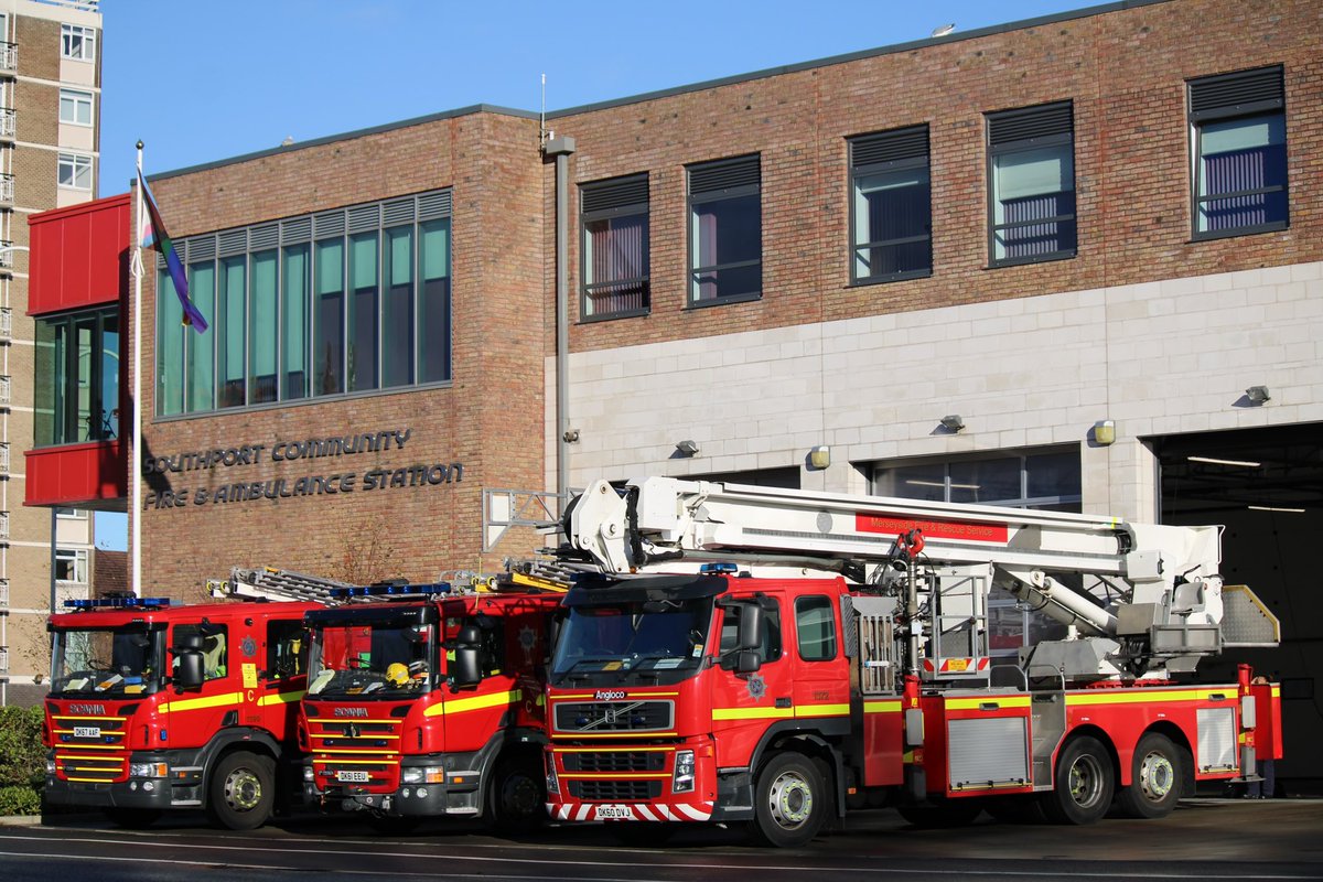 Cam21127's tweet photo. Big thanks too Green Watch Southport @MerseyFire for letting us grab some pics of the fleet this lunchtime! https://t.co/TMBx9ocmx3