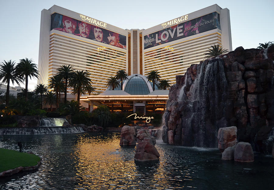 TravelPixPro1's tweet photo. #TheMirage #LasVegas at Dusk

Visit NEW #Vegas #FineArt #Gallery:
https://t.co/xp6z3Pg4RO

Prints of this image:
Color https://t.co/m8nFOEhe4J
B&amp;W https://t.co/YswPA0WMma

#vegastrip #vegasbaby #sincity #art #buyintoart #photography #tuesdayvibe #tuesdaytravel #photooftheday https://t.co/rMzO5IoEdW