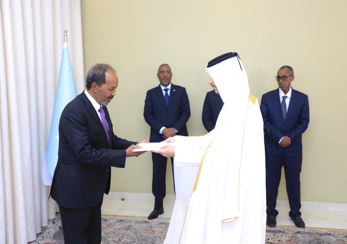 TheVillaSomalia's tweet photo. H.E @HassanSMohamud received credentials from the incoming Qatari Ambassador to Somalia,Dr Abdullah Salem Nasser al-Nuaimi, at Villa Somalia today. The President wished the new Ambassador continued success in further advancing the bilateral ties between the two brotherly nations. https://t.co/ml13eFYZrZ