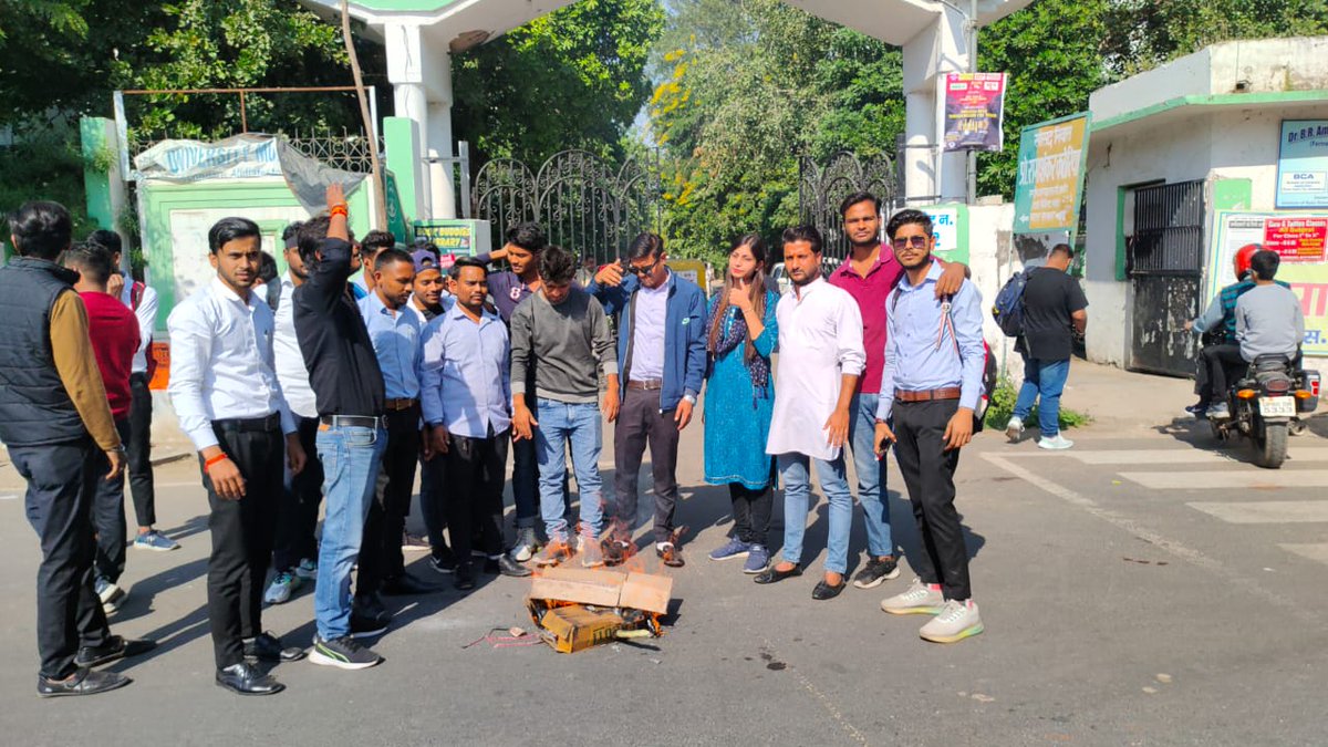 adhi2222's tweet photo. आज आगरा एनएसयूआई द्वारा विवि के पूर्व कुलपति विनय पाठक के भ्रष्टाचार व कमीशन खोरी के मामले को लेकर खंदारी परिसर में पुतला फूका और उन्हें पद से हटाने तथा  गिरफ्तार करके जेल भेजने की मांग की। https://t.co/bhWty56thu