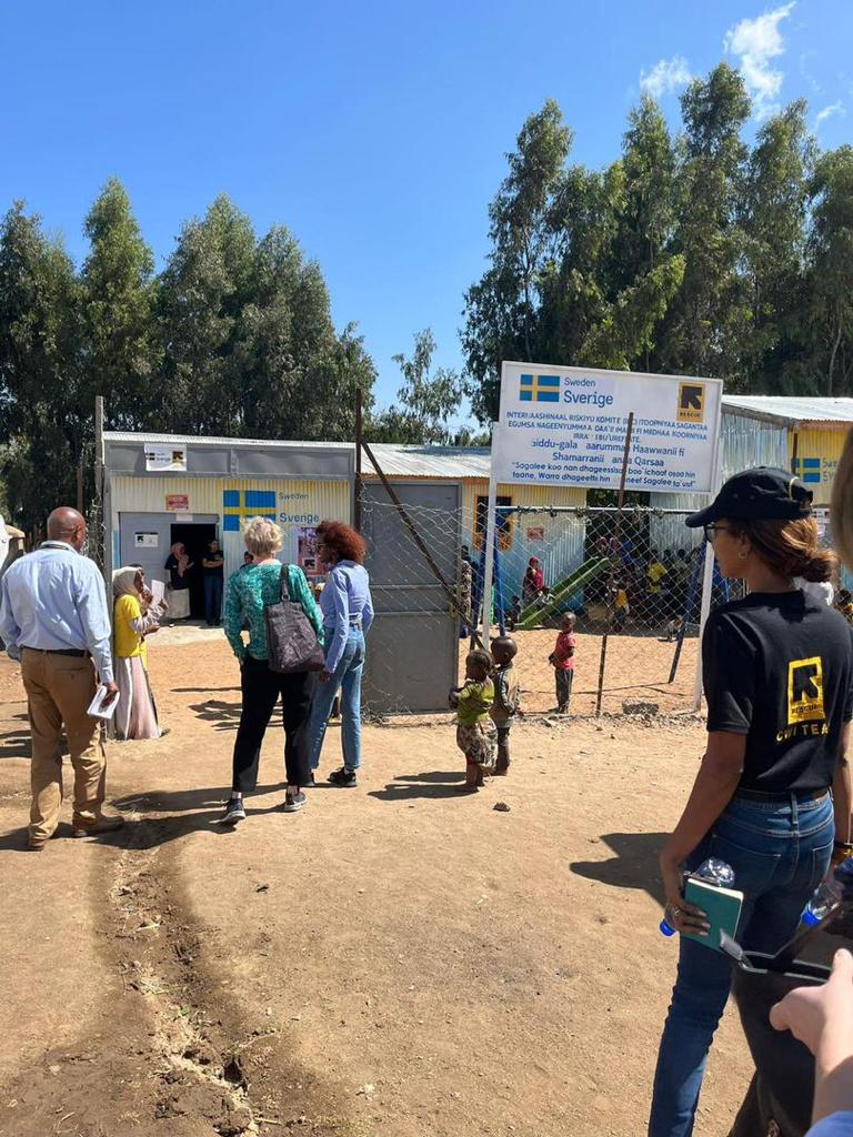 SweinEthiopia's tweet photo. 🇸🇪 traveled to East Hararghe with @RESCUEorg to better understand the risks &amp; needs of affected populations with a focus on the protection response. 
Drought-affected communities are suffering from displacement, lack of food, water, loss of livelihood &amp; increased risk of GBV. https://t.co/HBZ5ZGAxzI