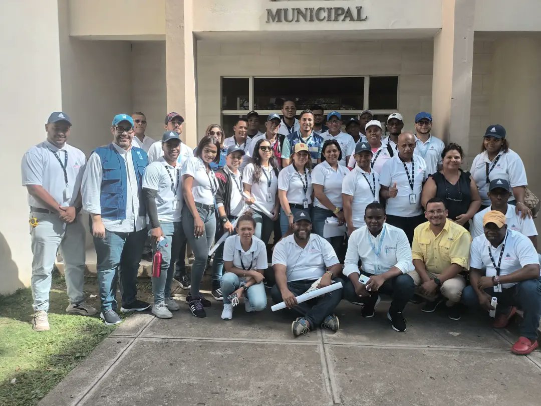 ONESVIERD's tweet photo. Nuestro director general, Leonardo Reyes Madera, ponderó el esfuerzo realizado por el @PNUDRD tras daños dejados por Fiona; agradece participación de técnicos en proceso de evaluación.
.
Nueve de nuestros técnicos participaron en dicha evaluación, en el municipio #SábanaDeLaMar. https://t.co/tnlcOpmRp3
