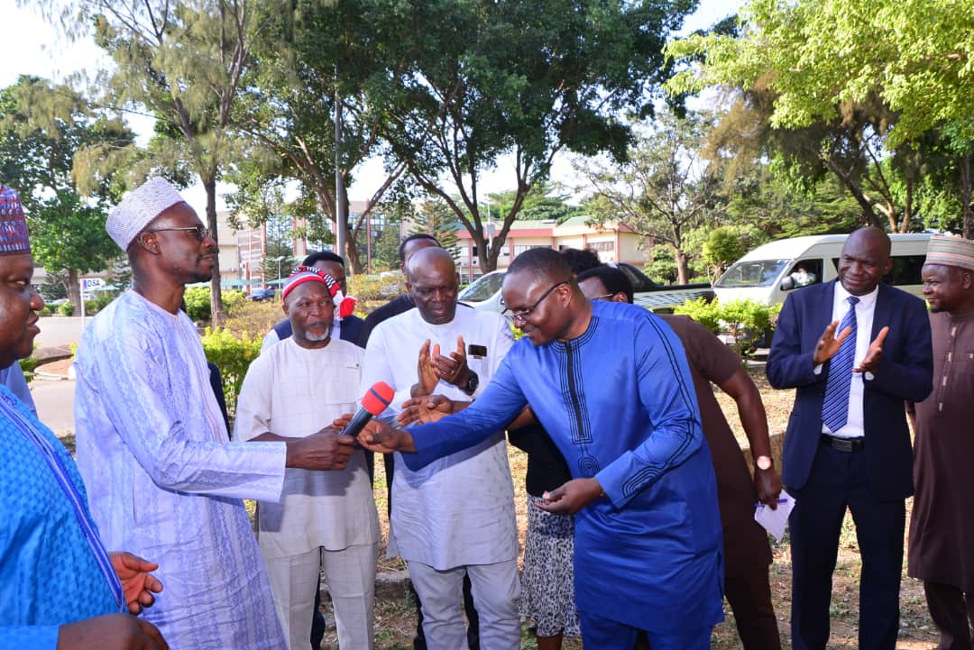 NASRDA_Official's tweet photo. The DG/CE @drhalilu1 received delivery of building to house the STItv studio which was handed over to by the DG NBRRI Prof Samson Duna at NASRDA HQ in Abuja on Monday 21st November,2022
#STItv
#NASRDA
#FMSTI https://t.co/9uR9CRhpiD