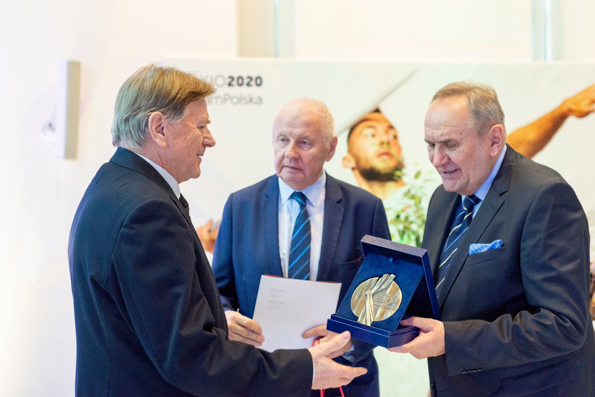 pkolpl's tweet photo. Polska Akademia Olimpijska przyznała nagrody w konkursie na najlepsze prace magisterskie, rozprawy doktorskie oraz prace habilitacyjne z zakresu edukacji olimpijskiej i olimpizmu. W tym roku #PAOl ustanowił nagrodę główną – medal LOGOS OLIMPIJSKI.
▶️ https://t.co/2vgf0Ocb77 https://t.co/NrKCtmiQQA