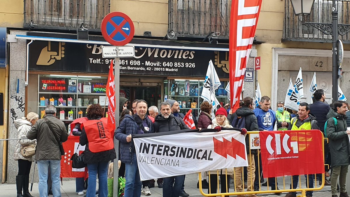 galizaCIG's tweet photo. ‼️Concentración, esta mañá, no Ministerio de Xustiza pola negativa a negociar as condicións laborais do seu persoal
📢Anuncian novas mobilización o 2 de decembro, ás 10:00 horas, nos centros de traballo
👉https://t.co/vx2EcPNc8l https://t.co/U8R3m4NwCI