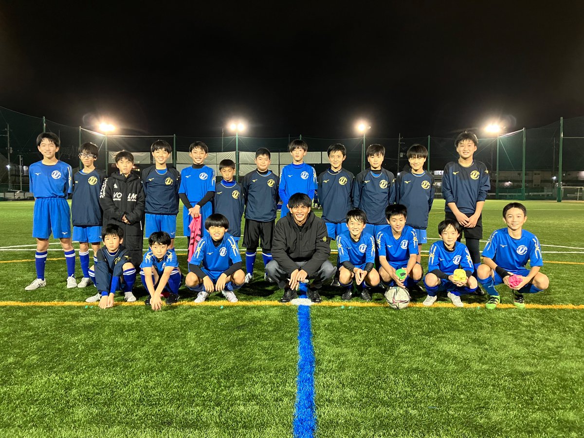 U38545263's tweet photo. 長沼洋一選手  クラブ訪問

クラブOBで、現役Jリーガー（サガン鳥栖）の長沼洋一選手がクラブ訪問してくれました😁

明日、全少山梨県予選決勝を戦う6年生へ激励のメッセージを頂きました❗️

ジュニア、ジュニアユースの選手とも交流して、ベンチがサイン会場と化しました❗️

ありがとうございました✨ https://t.co/FMf3WJ0LeJ