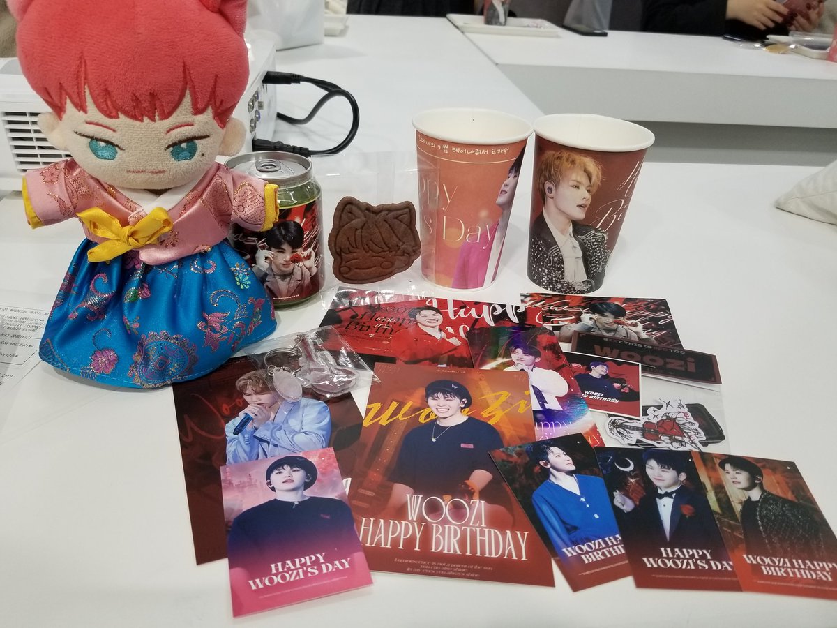 Theiapallas's tweet photo. Celebrated by going cafe hopping in Hongdae~♡ 
First off to @Sameday_1122 and made it for first come keychain prize~♡♡ 
#Happy_WOOZI_Day #우리지훈이_태어나줘서고마워_생일축하해 https://t.co/8cEedULKfH