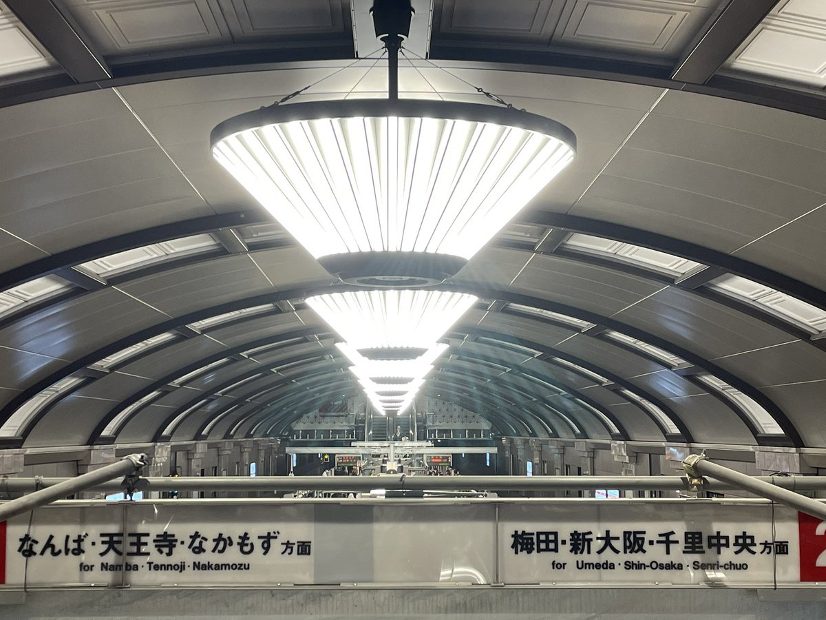 RailwayDiary's tweet photo. 御堂筋線・心斎橋駅の蛍光灯シャンデリア。 https://t.co/jR3sBYXrtZ