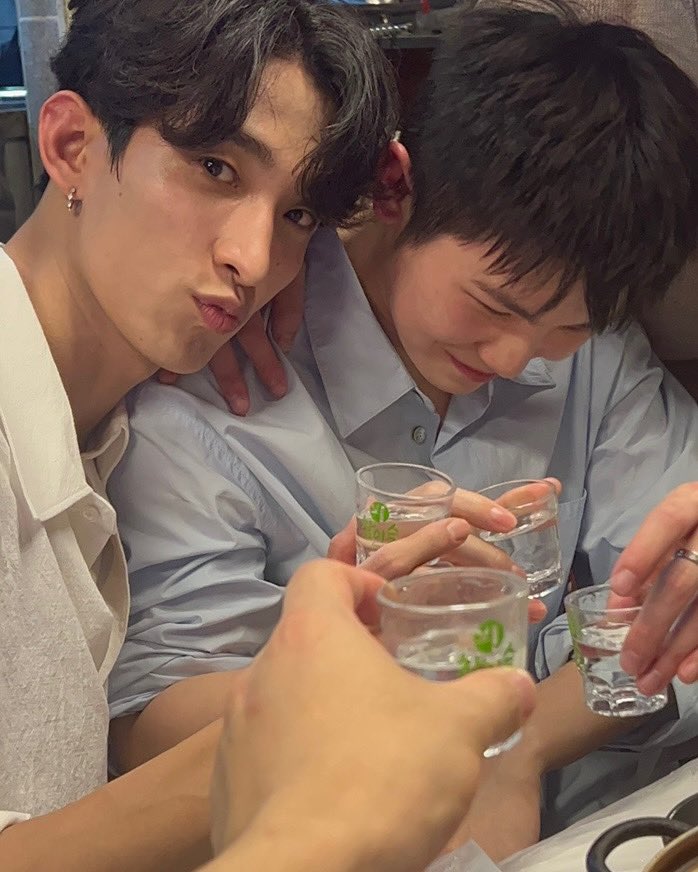 __EGGPLANT's tweet photo. 술냄새 폴폴 나는 사진이 이렇게 따듯할 수 있는거임? ㅜㅜ 이지훈 따끈따끈 아기메추리 https://t.co/niY2tsscFV