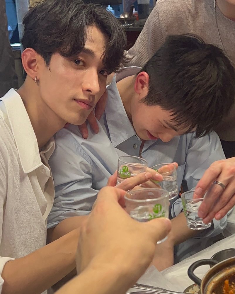 __EGGPLANT's tweet photo. 술냄새 폴폴 나는 사진이 이렇게 따듯할 수 있는거임? ㅜㅜ 이지훈 따끈따끈 아기메추리 https://t.co/niY2tsscFV
