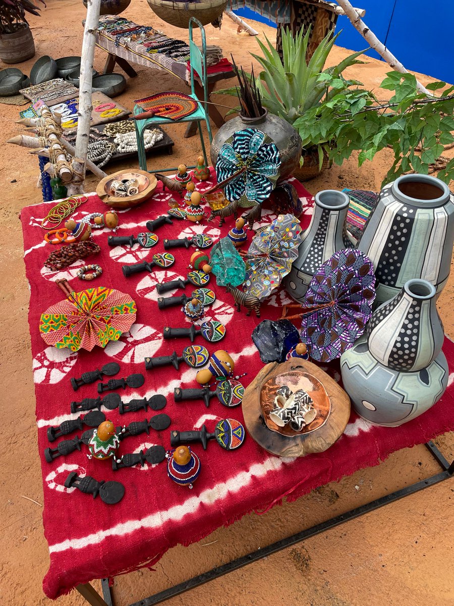 HannahEBeachler's tweet photo. The wares, and food of da Town. https://t.co/Lg8mkwv5IE
