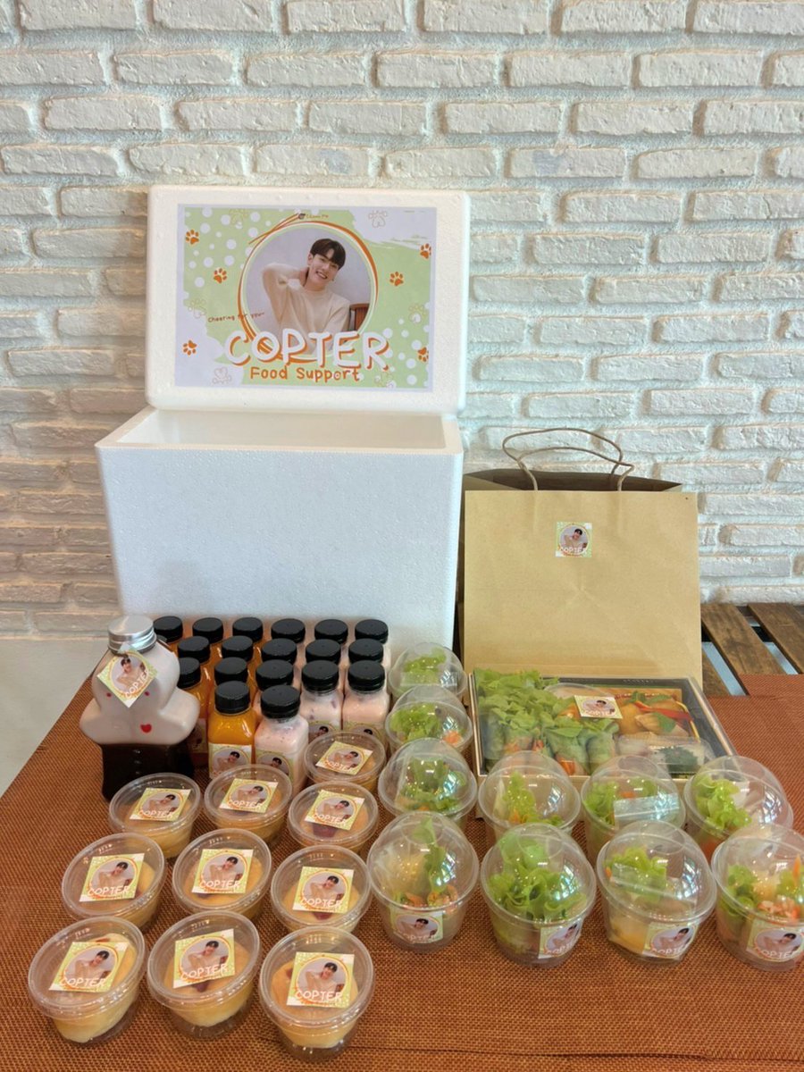chamo_ph's tweet photo. 11.22.2022 | Food support for Copter 🍱
Cheering for you all the way from the Philippines 🥳🇵🇭 Fighting for today and we love you so much ✊❤
#CTRPANUWAT #FoodSupportCTR https://t.co/2b2hHRkjgP