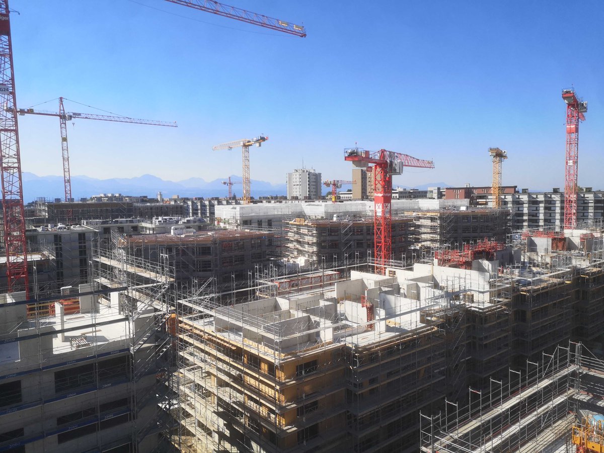 SmartEnergyLink's tweet image. «Écoquartier Plaines-du-Loup» - ein riesiges Bauvorhaben in Lausanne und nachhaltiges Vorzeigeprojekt. Die 1. Etappe besteht aus 23 Gebäuden mit rund 1000 Wohnungen, Büroräumen etc. Die 4 ZEVs darf SEL im Auftrag von «Services Industriels Lausanne» umsetzen.🏢☀🌳
#SEL #ZEV