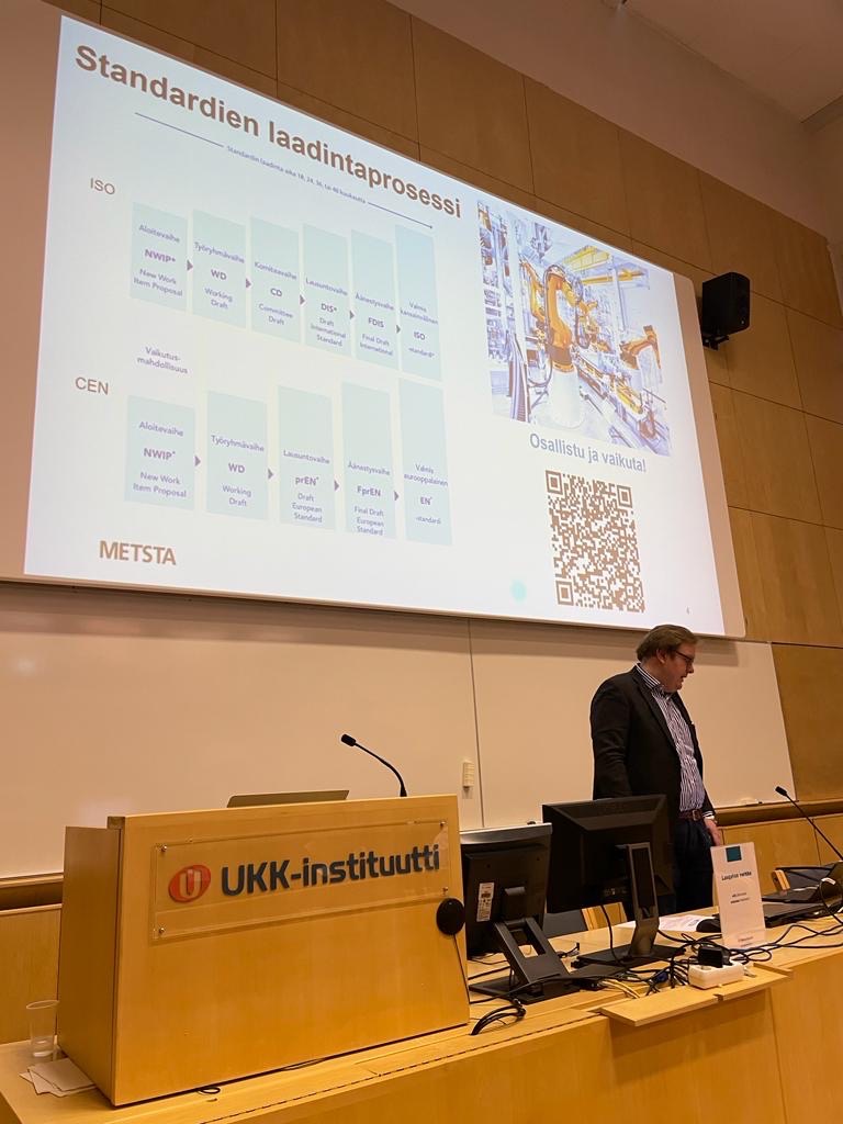 METSTA_ry's tweet photo. Koneaasetuksen uudistusta käsittelevän esityksen jälkeen #METSTA:n asiantuntijat Frans Nilsén ja Jukka-Pekka Rapinoja pitivät esityksen standardisoinnista, standardisointipyynnöistä, koneturvallisuussrandardeista ja niiden soveltamisesta. #standardeista #koneturvallisuus https://t.co/yXiqKMnvxZ
