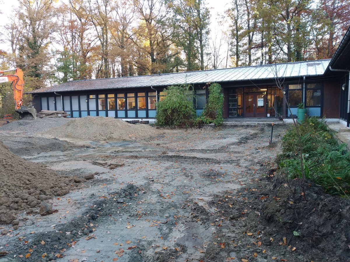 ForNaLab's tweet photo. Exactly one year ago, our parking lot looked very different! We desealed the space and made more room for green and picknick space!
#desealing #greening https://t.co/OzwaIGU4gh