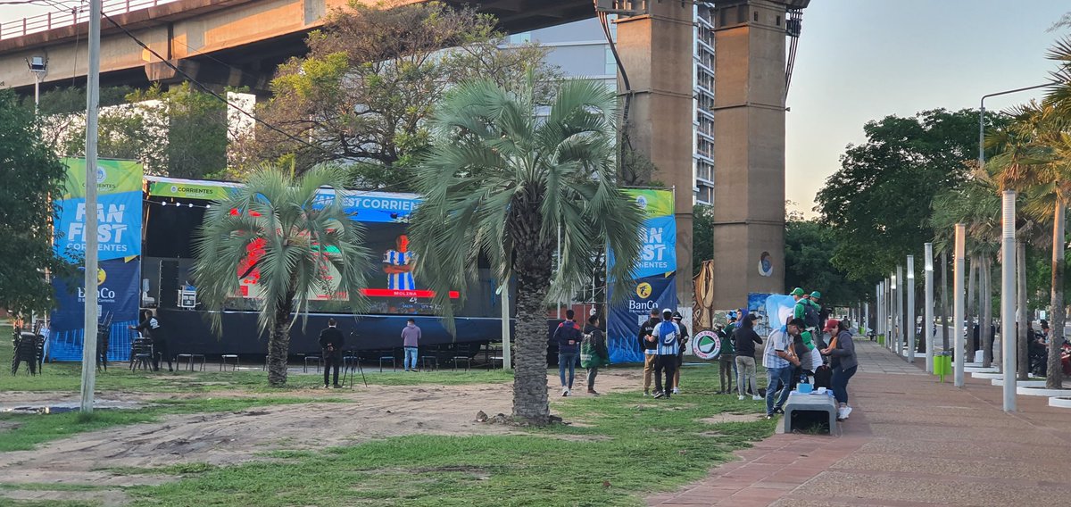 dantesku's tweet photo. Ya estamos alentando a la #Seleccion con los Pibes de Mandiyu acá en la Costanera de #Corrientes. #BuenMartes para todo el mundo!!! https://t.co/ooPpjwgCsU