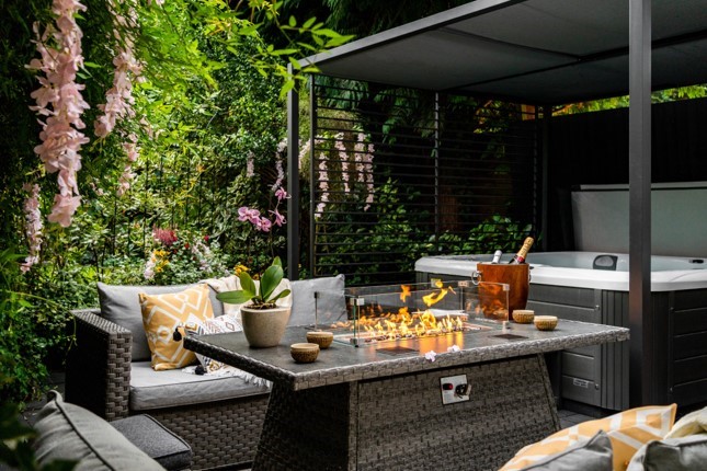 DiscoverNKT's tweet photo. #festivebreaks
Looking for somewhere special to stay this Christmas? Then check out the superb Newmarket Boutique Apartments where you can be assured of a restful and luxurious stay enjoying great comfort and stylish surroundings.
https://t.co/zqgOJd40LN https://t.co/MkYbnA1bAZ