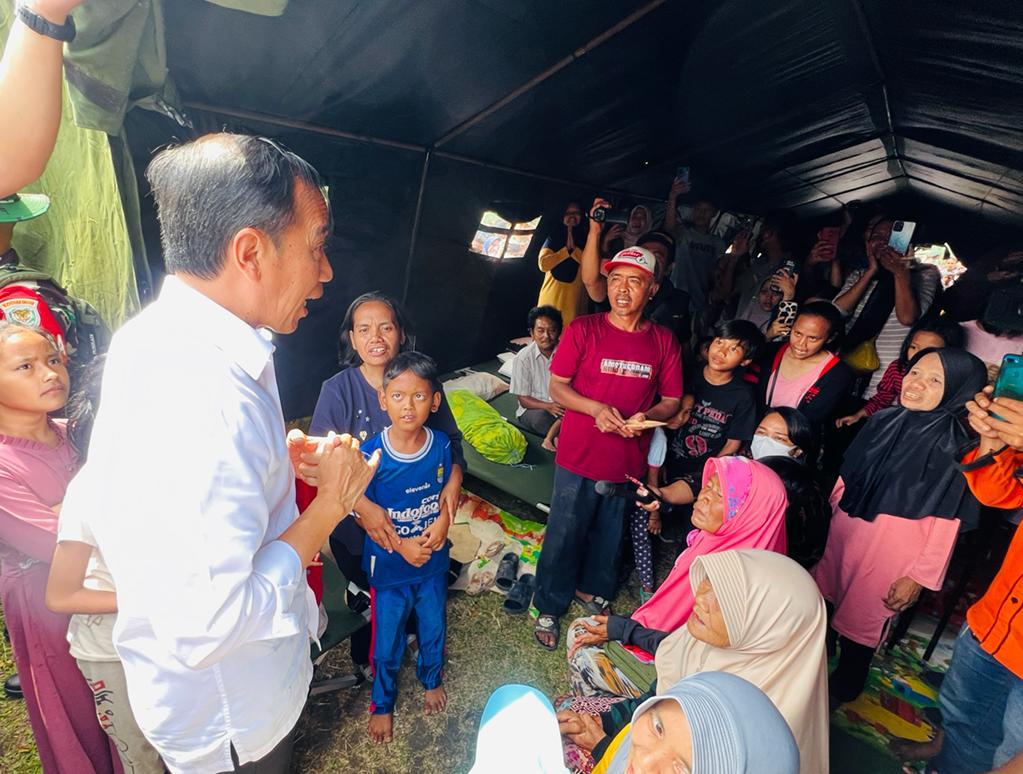 jokowi's tweet photo. Mengunjungi tenda-tenda pengungsi korban gempa bumi di Taman Prawatasari, Cianjur. 

Pemerintah akan membantu warga yang rumahnya rusak akibat gempa bumi, dengan nilai bantuan sesuai tingkat kerusakan rumah. https://t.co/esouFUE0O9