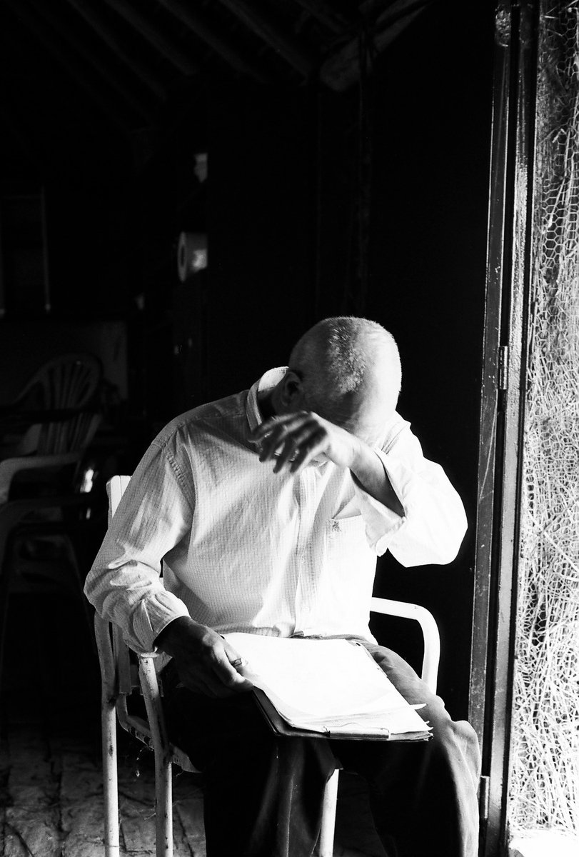 'No looking man' as part of my 'STORIES FROM AROUND' collection.
1/1 limited edition!
#nftphotography #nft #LimitedEdition